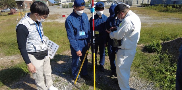 光波やGNSS(RTK)で施工測量(国東高校環境土木科)
