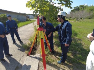 光波測距儀を据え付ける 環境土木科