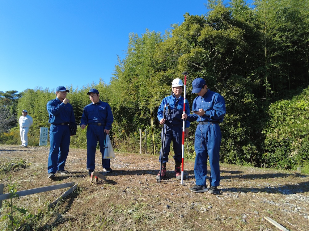 GNSSで幅(左)1.500を設置 国東高校 環境土木科