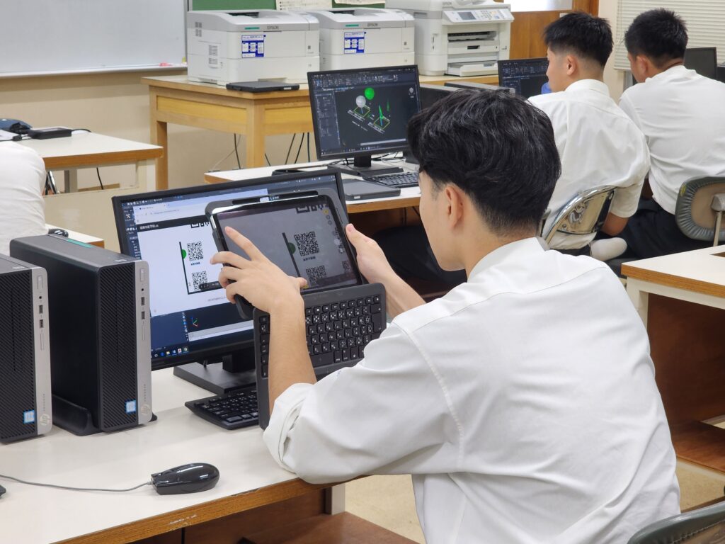 動画のQRコードを読み取っている様子